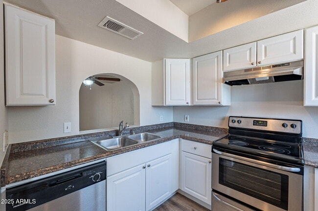 Building Photo - 1319 S Hardy Dr