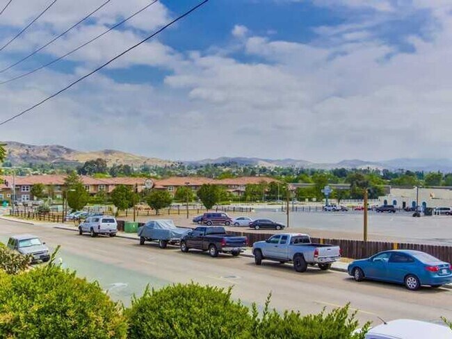 Building Photo - Awesome Townhome w/ 3 bedroom