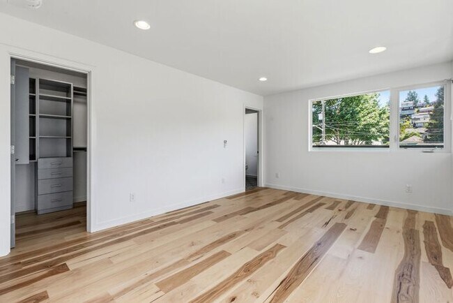 Building Photo - Fresh, Air-Conditioned Standalone Townhome in Coveted Lincoln Park