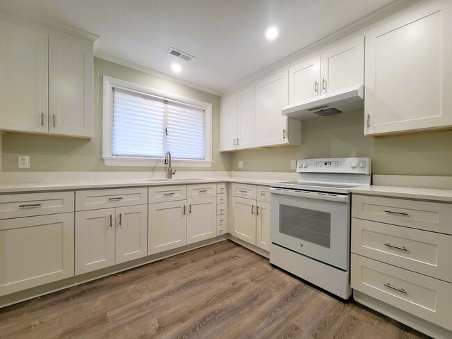 Building Photo - Renovated brick rancher in Southside.