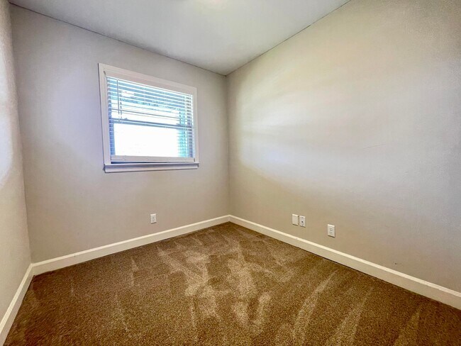 Building Photo - 223 Raintree Ln