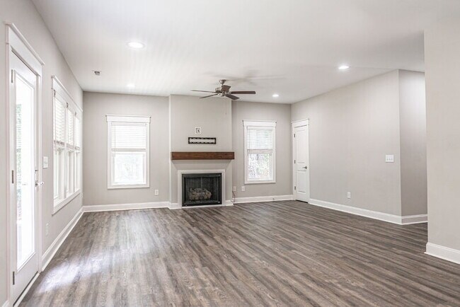 Building Photo - 643 Lilac Ln