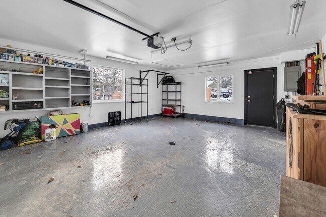 Building Photo - 15160 W Oak Spring Rd