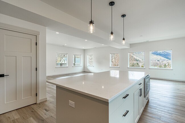 Building Photo - Newer Construction! 3 bed/2.5 bath, double garage, central heat/air, VIEWS!