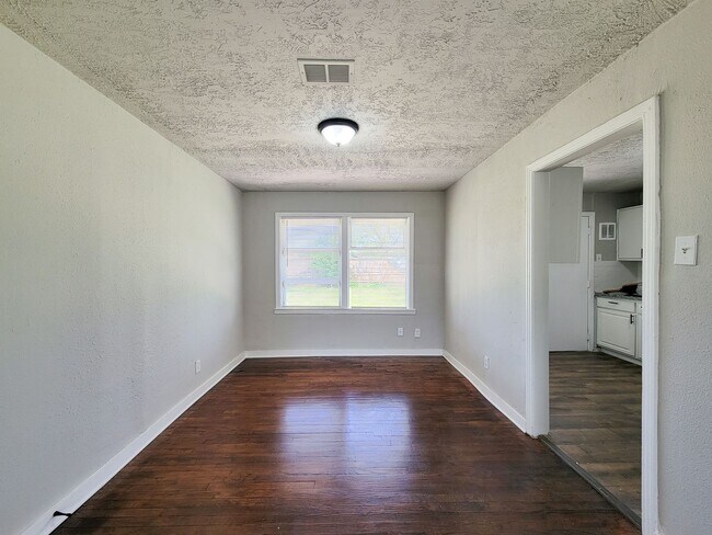 Building Photo - Welcome to this inviting single-family residence in the desirable South Park/Sunnyside area of Ho...