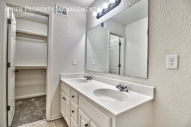 Building Photo - 2132 W Forest Dr