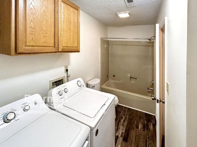 Building Photo - 2-Bedroom Home with Modern Amenities Near ...