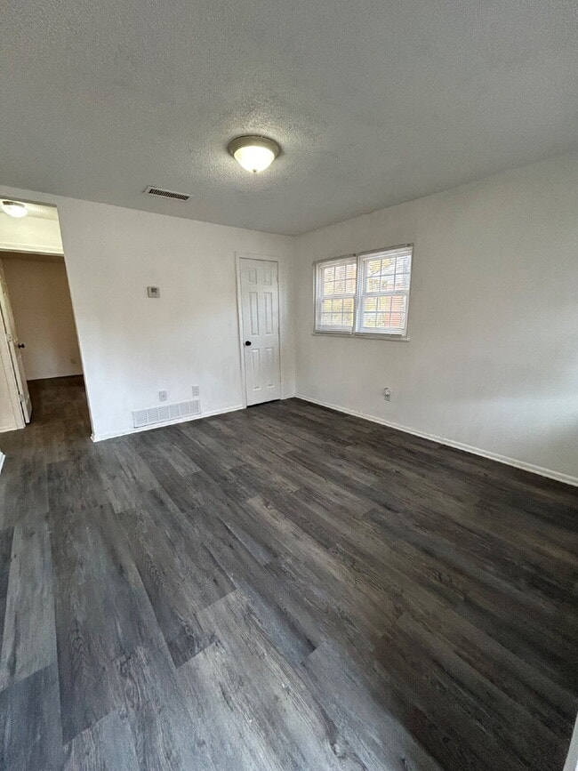 Building Photo - 3311 Kingsbury St