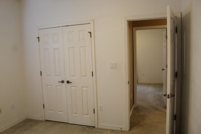 Building Photo - Spacious 3/2 Home in Sunny Hills w/ 2-Car Garage