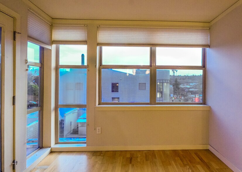 Building Photo - 1310 N Lucas Pl