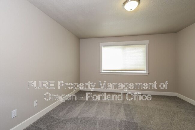 Building Photo - 215 NE Regan Hill Loop