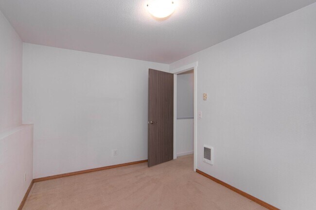 Building Photo - Updated 3 Bed 2 Bath Home With Brand New 2...