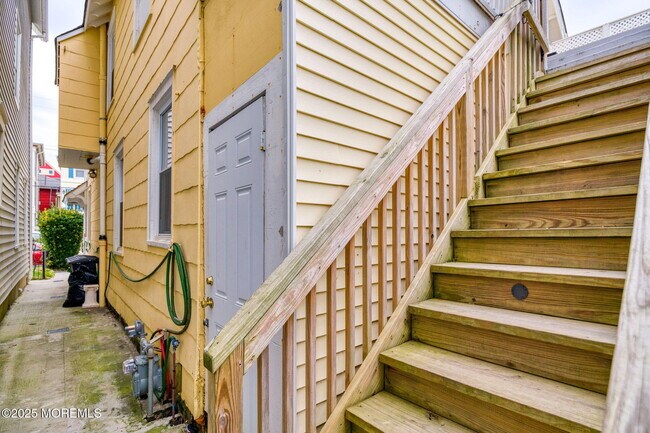 Building Photo - 19 Webb Ave