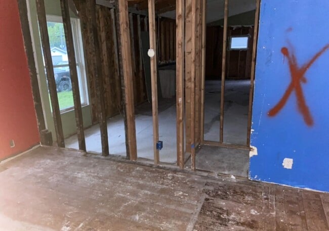 Building Photo - Large Yard & Garage! - $490 Month / $800 Down