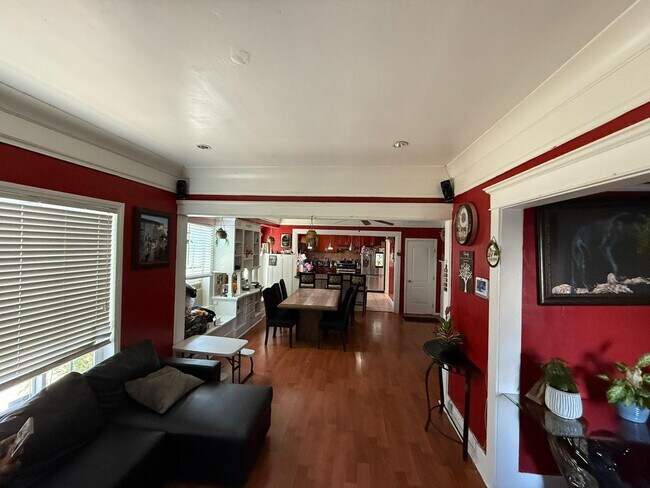 Building Photo - 4 bed 3 bath plus 2 Extra Bonus Rooms with full bathroom in the back yard