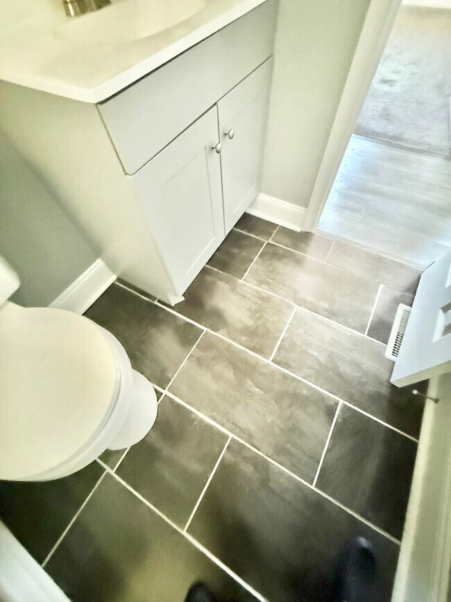 Building Photo - ***3 Bed Ranch with off-street parking and large yard!