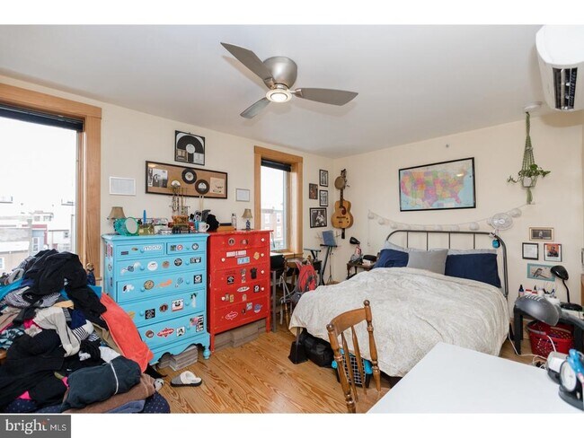 Building Photo - 206 E Girard Ave