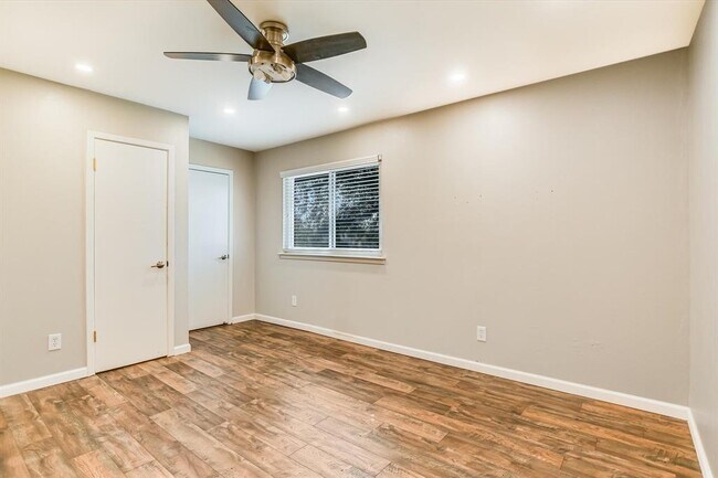 Building Photo - 7105 Meadowood Dr