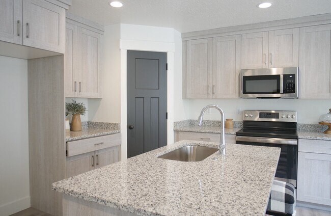 Building Photo - 421 E 200 N