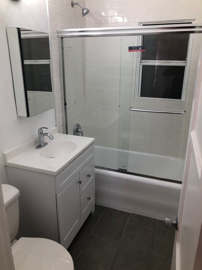 Bathroom - 1352 S Burnside Ave