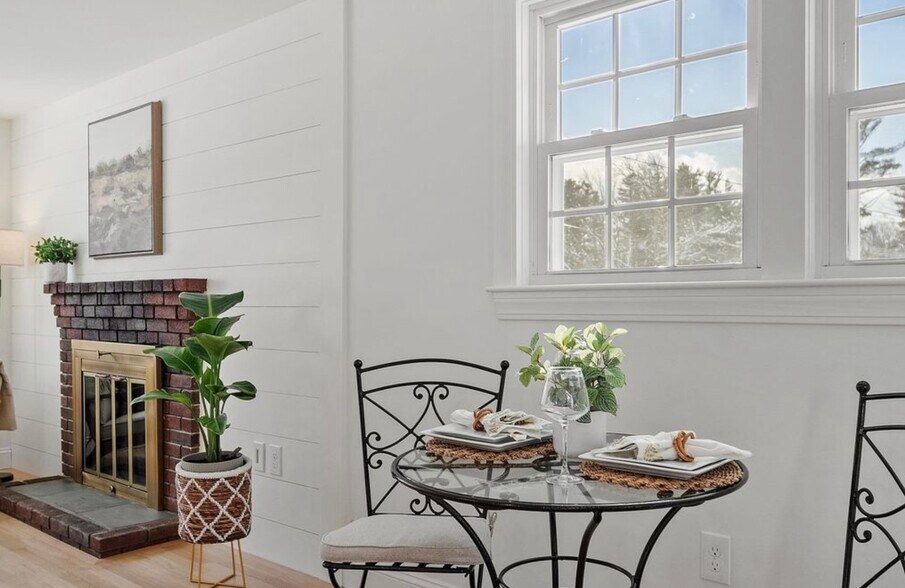 Building Photo - 13 Centerville Dr