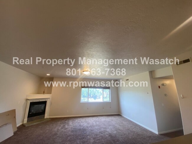 Building Photo - Cute 3 Bedroom 2 Bath Condo with a View!