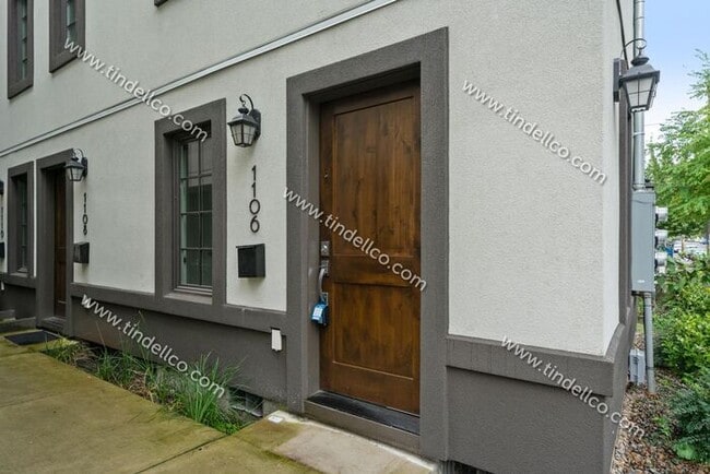 Building Photo - Modern Three-Story Townhouse in Hosford-Ab...