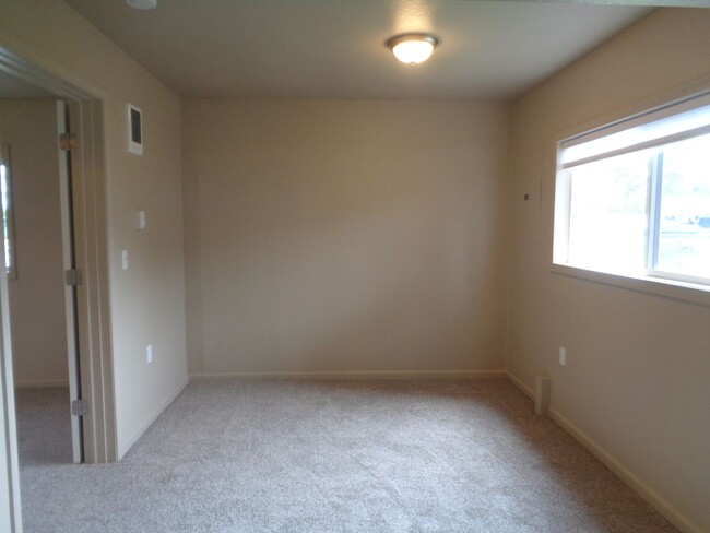 Building Photo - Conveniently Located Charming Pet Friendly...