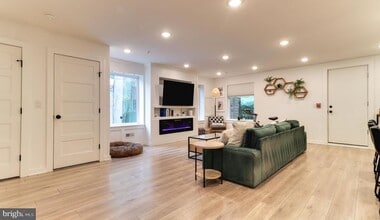 Building Photo - 1206 N Orianna St