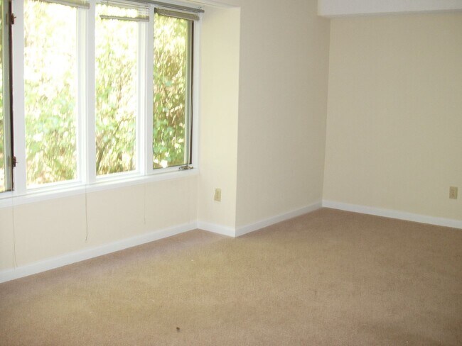 Building Photo - Chapel Hill - Mill Creek 4BR/2BA Condo