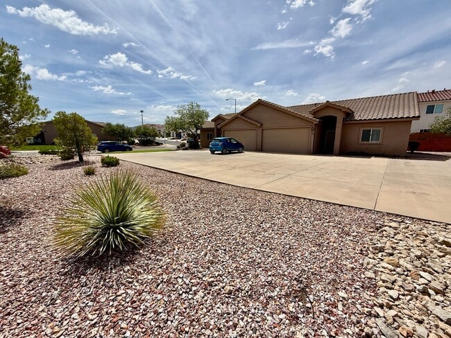 Building Photo - Spacious & Sunny Home in Quiet Hurricane N...