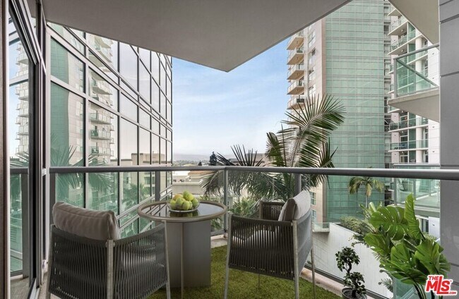 Building Photo - 13700 Marina Pointe Dr