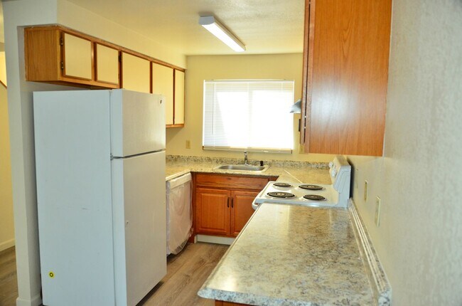 Building Photo - Renovated 2bed/1bath Flat with easy access...
