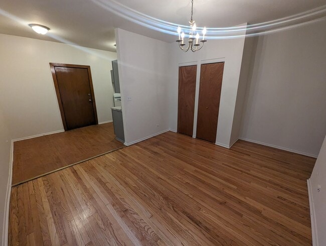 Building Photo - Updated Very Large 2 BR In Uptown