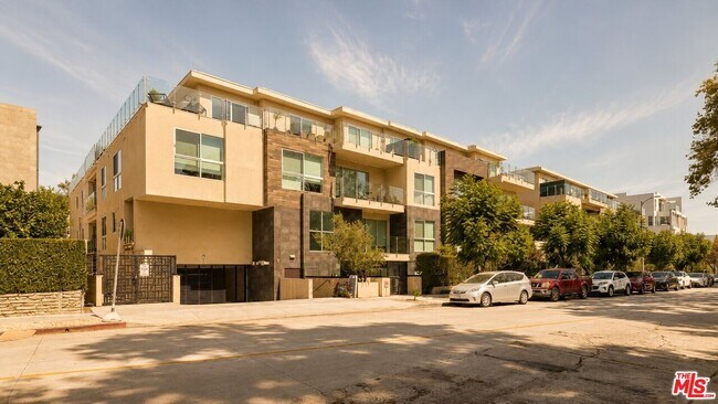 Building Photo - 728 N Sweetzer Ave