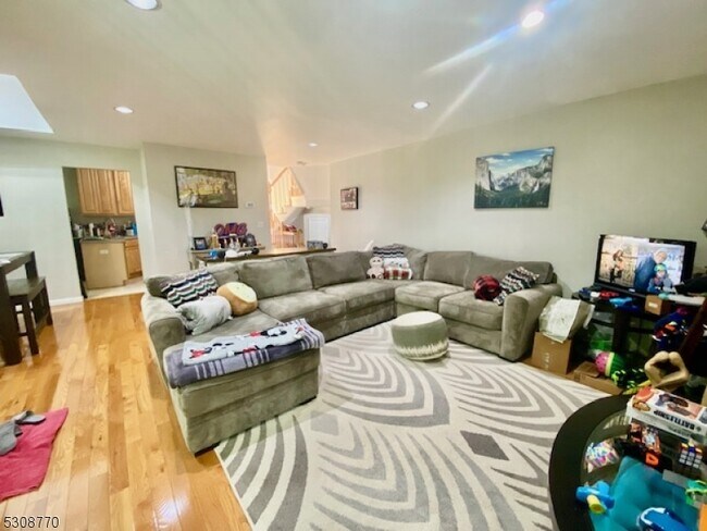 Building Photo - 8 Jaime Dr