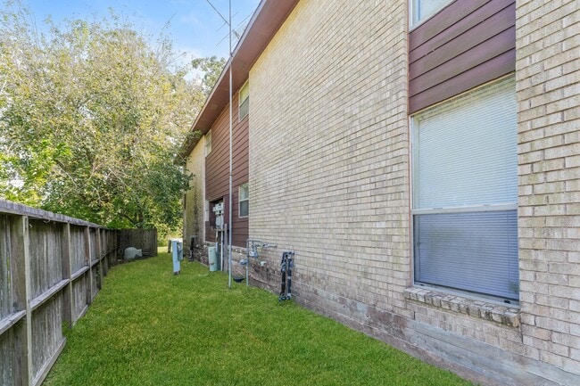 Building Photo - 4021 Briar Hollow Dr