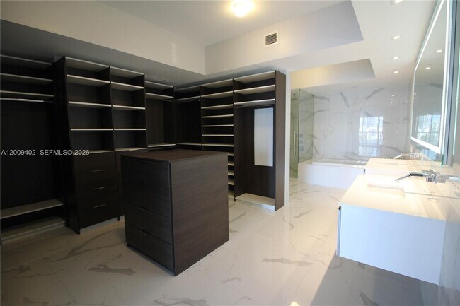 Building Photo - 5000 Island Estates Dr