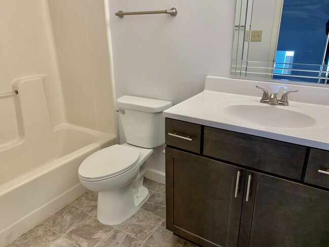 Building Photo - 3 Bedroom 2 bath TownHome