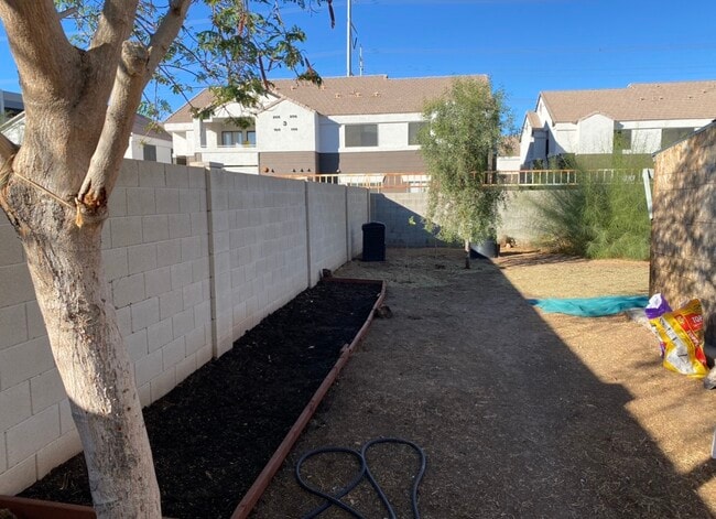 Building Photo - 106 E Vaughn Ave