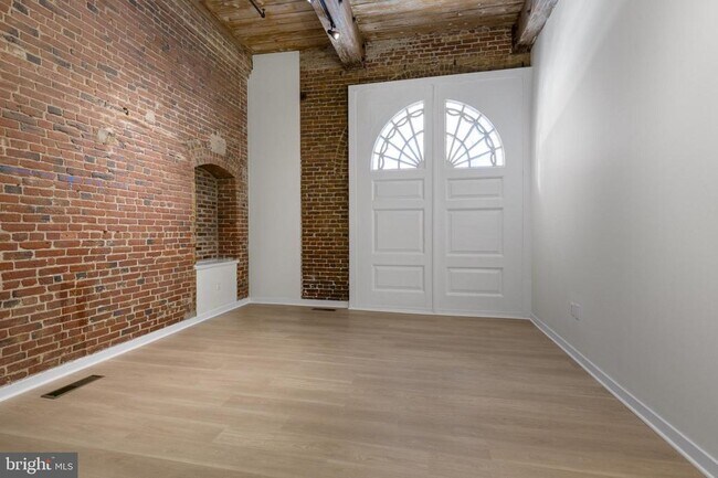 Building Photo - 303 Vine St