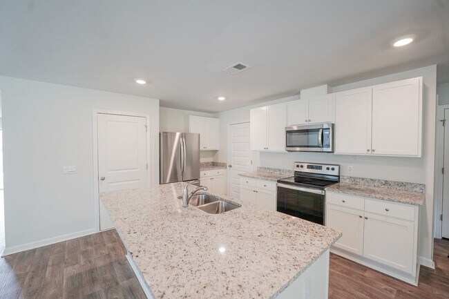 Building Photo - AVAILABLE NOW!