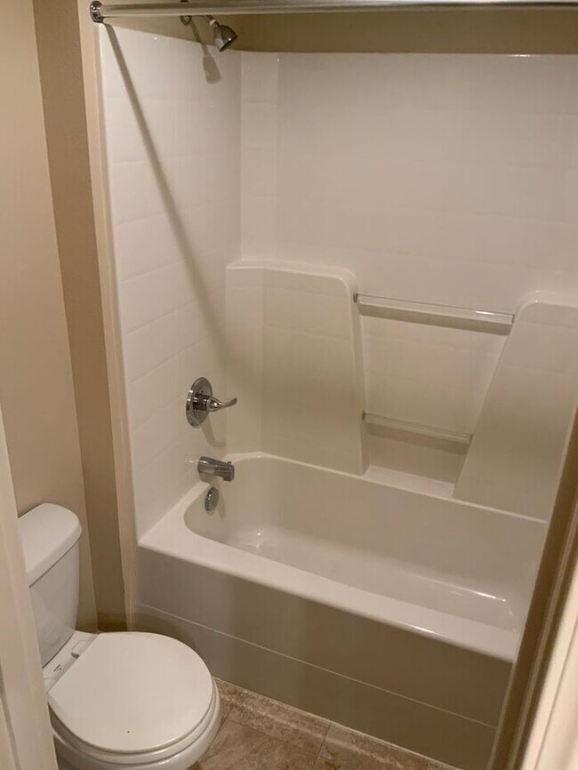 Building Photo - AVAILABLE NOW!! Puyallup 4bdr 2.5bath home...