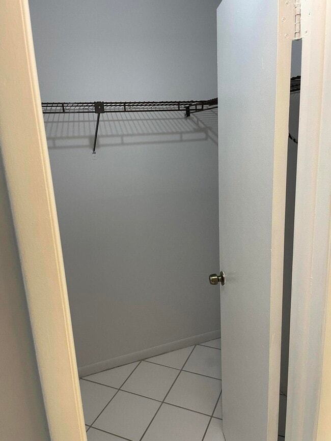 Building Photo - 2771 Riverside Dr