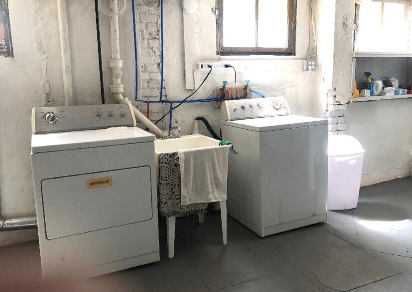 Building Photo - 1507 W Callender Ave