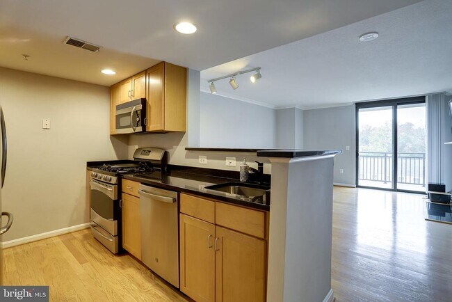 Building Photo - 2220 Fairfax Dr