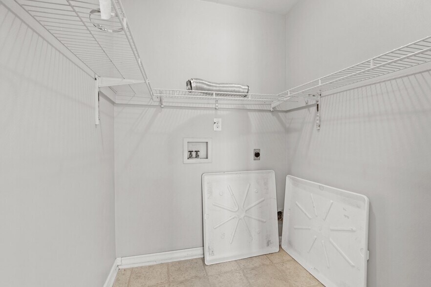 Building Photo - 305 Hidden Falls Ct