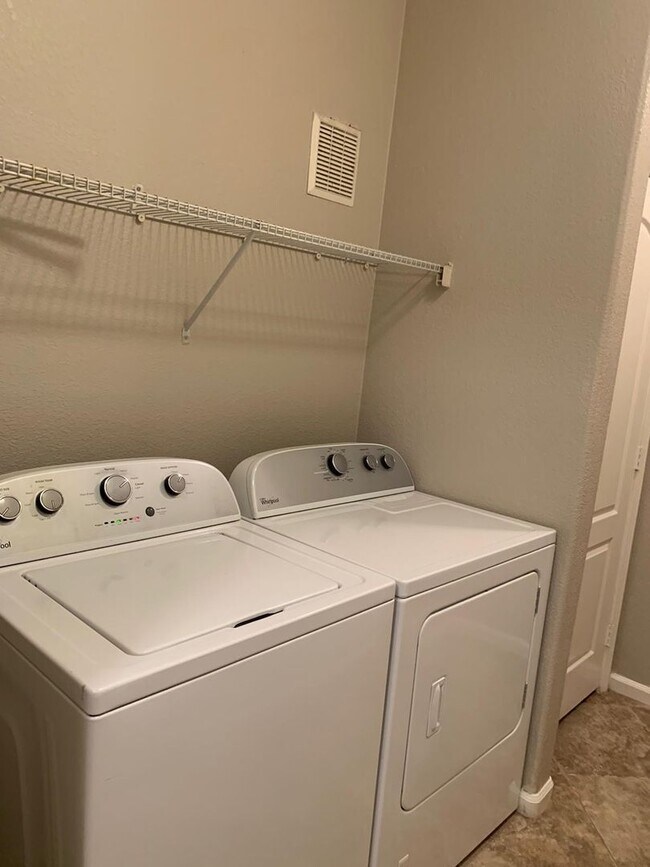 Building Photo - Beautiful 3 bedroom Condo in Summerlin- 2 weeks Free!!