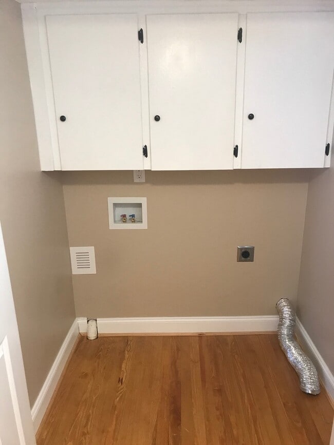 Building Photo - Beautiful 3 Bed 3.5 Bath House