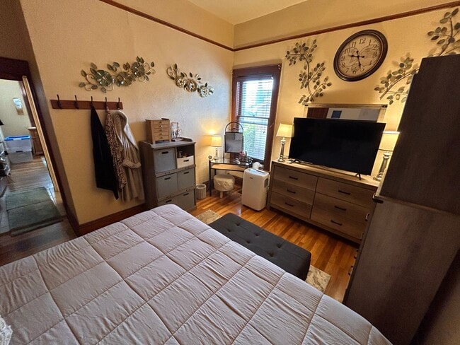 Building Photo - Lovely Historical Home